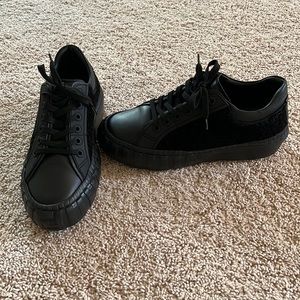 Men’s Fendi Sneakers Size 40 ( 7 ) Worn Once